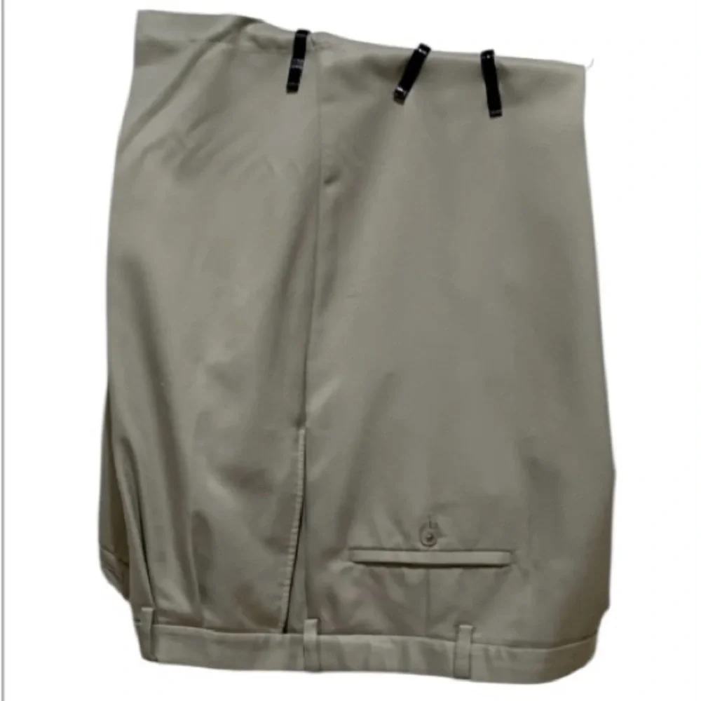 MENS SHORTS 46W HAGGAR SHORTS CLASSIC KHAKI PLEATED MENS 46 WAIST - Picture 1 of 7